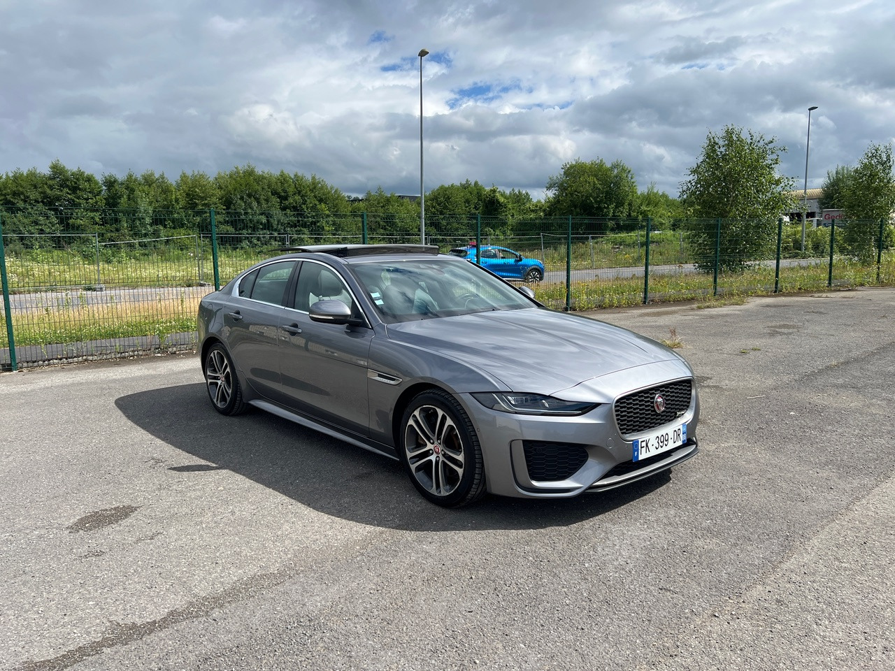JAGUAR XE 20MY SE R-DYN. 2.0L D 180 BVA8 Cockpit PANO - Sedan: bild 4 JAGUAR XE 20MY SE R-DYN. 2.0L D 180 BVA8 Cockpit PANO - Sedan: bild 4