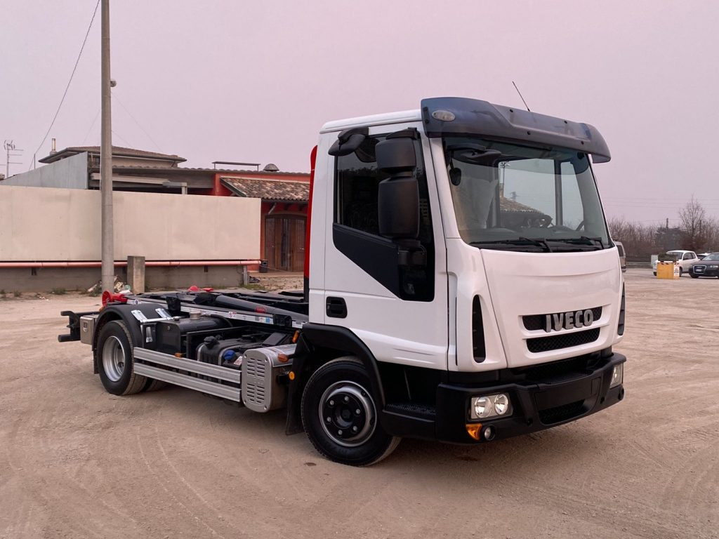 IVECO EUROCARGO 80 E18 CON IMPIANTO SCARRABILE NUO - Lastväxlare lastbil: bild 1 IVECO EUROCARGO 80 E18 CON IMPIANTO SCARRABILE NUO - Lastväxlare lastbil: bild 1
