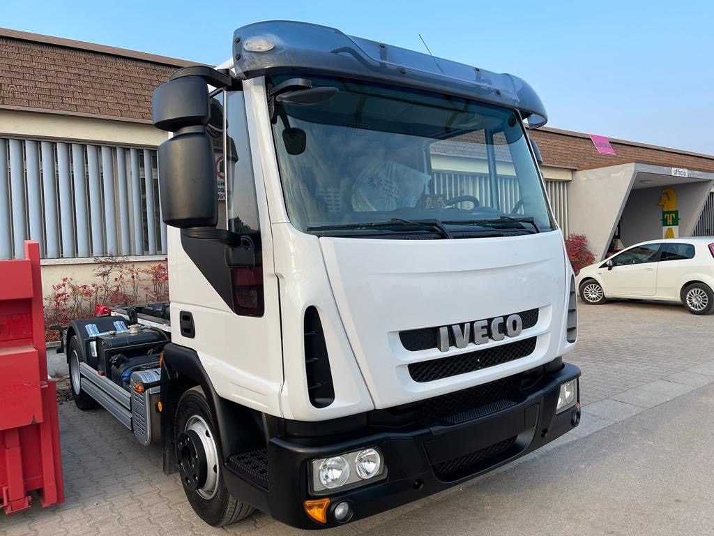 IVECO EUROCARGO 80 E18 CON IMPIANTO SCARRABILE NUO - Lastväxlare lastbil: bild 2 IVECO EUROCARGO 80 E18 CON IMPIANTO SCARRABILE NUO - Lastväxlare lastbil: bild 2