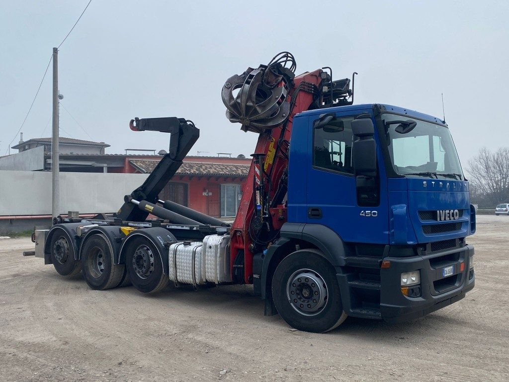 IVECO STRALIS 260.450 SCARRABILE CON GRU - Lastväxlare lastbil: bild 1 IVECO STRALIS 260.450 SCARRABILE CON GRU - Lastväxlare lastbil: bild 1