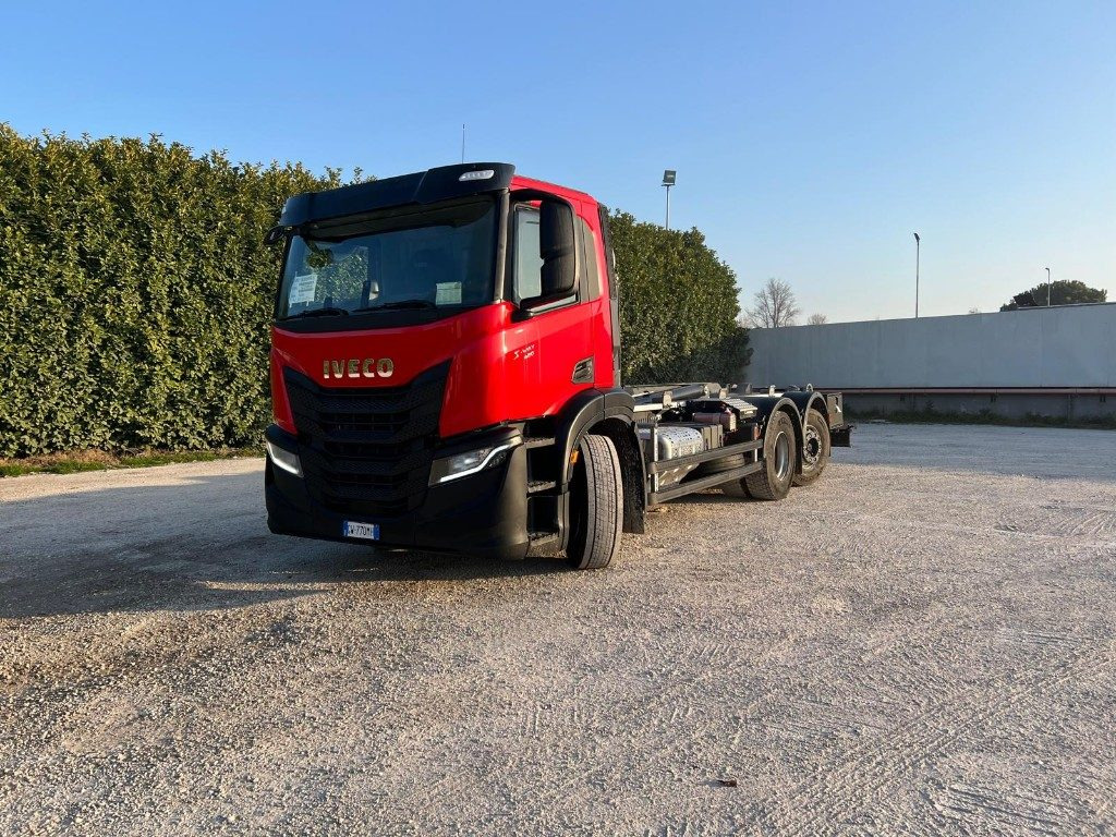 IVECO X-WAY AD260 NUOVO TARGATO SCARRABILE - Lastväxlare lastbil: bild 1 IVECO X-WAY AD260 NUOVO TARGATO SCARRABILE - Lastväxlare lastbil: bild 1