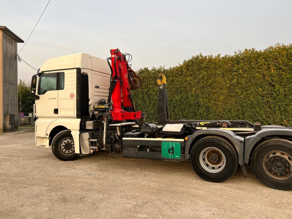 MAN TGX 26.440 SCARRABILE CON GRU - Lastväxlare lastbil: bild 3 MAN TGX 26.440 SCARRABILE CON GRU - Lastväxlare lastbil: bild 3