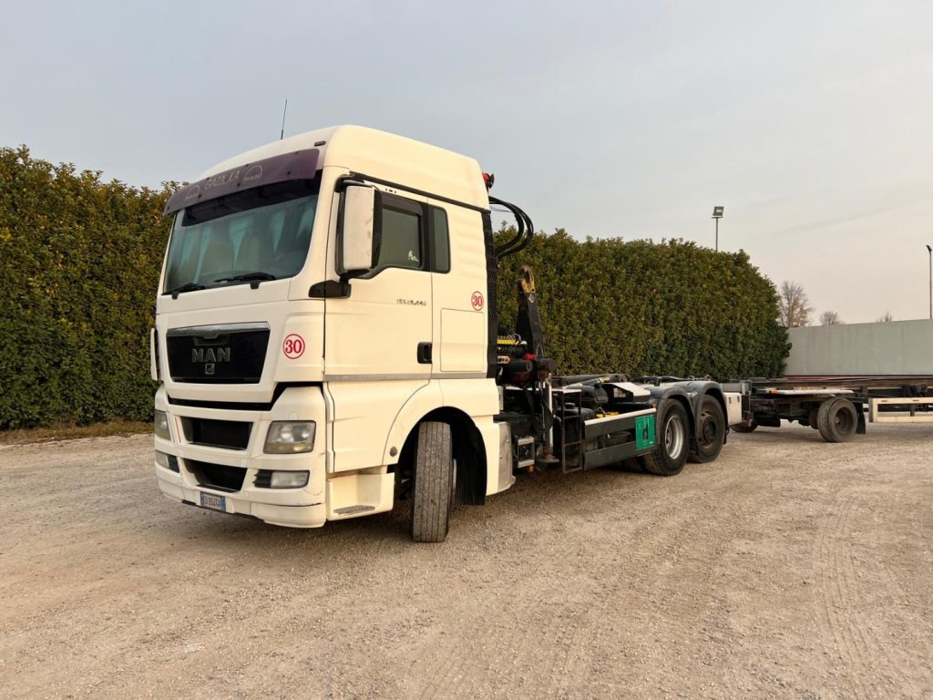 MAN TGX 26.440 SCARRABILE CON GRU - Lastväxlare lastbil: bild 1 MAN TGX 26.440 SCARRABILE CON GRU - Lastväxlare lastbil: bild 1