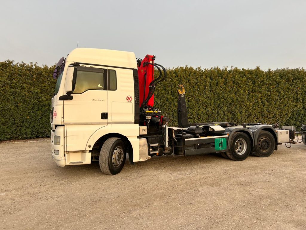 MAN TGX 26.440 SCARRABILE CON GRU - Lastväxlare lastbil: bild 2 MAN TGX 26.440 SCARRABILE CON GRU - Lastväxlare lastbil: bild 2