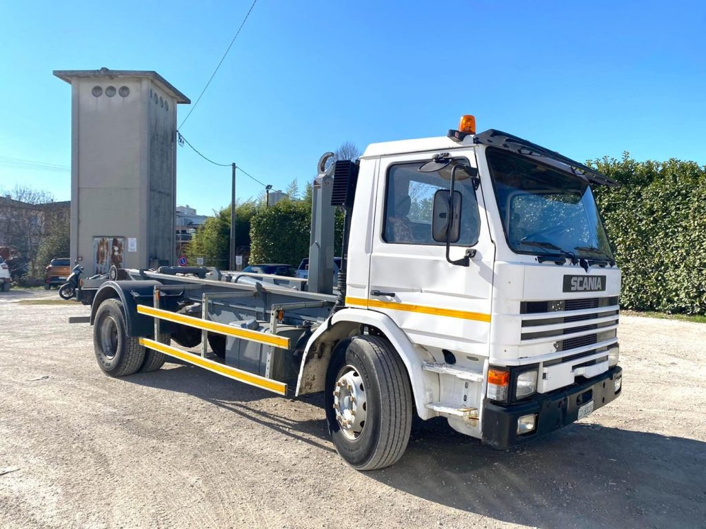 SCANIA H82 SCARRABILE BALESTRATO ANTERIORE E POSTE - Lastväxlare lastbil: bild 1 SCANIA H82 SCARRABILE BALESTRATO ANTERIORE E POSTE - Lastväxlare lastbil: bild 1