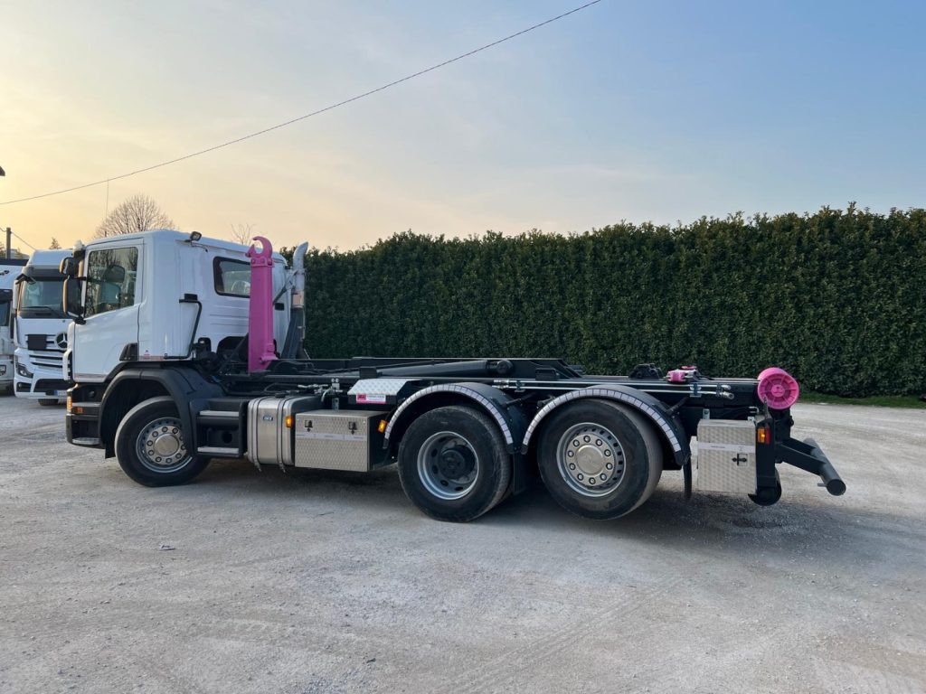 SCANIA P410 SCARRABILE CON RIDUTTORE AI MOZZI - Lastväxlare lastbil: bild 3 SCANIA P410 SCARRABILE CON RIDUTTORE AI MOZZI - Lastväxlare lastbil: bild 3