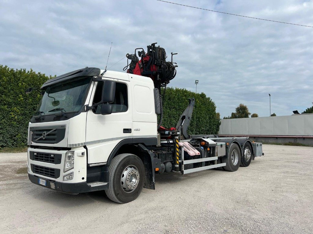 VOLVO FM11.450 SCARRABILE CON GRU - Lastväxlare lastbil: bild 1 VOLVO FM11.450 SCARRABILE CON GRU - Lastväxlare lastbil: bild 1