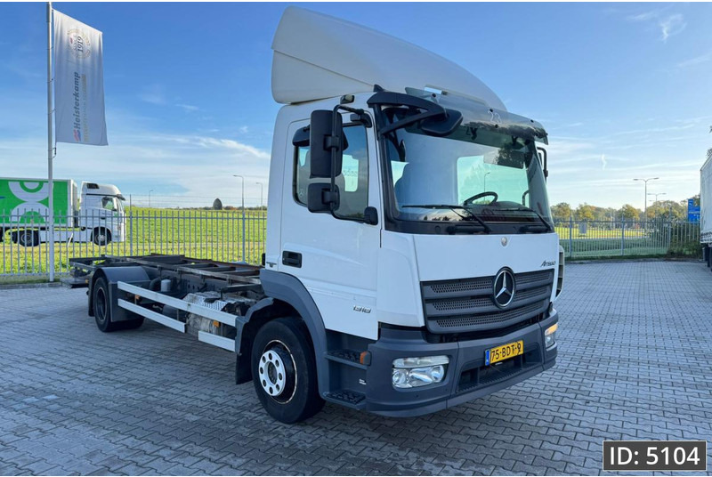 Mercedes-Benz Atego 1318 Day Cab, Euro 6, / BDF / DHOLLANDIA 2000KG - Containerbil/ Växelflak lastbil: bild 5 Mercedes-Benz Atego 1318 Day Cab, Euro 6, / BDF / DHOLLANDIA 2000KG - Containerbil/ Växelflak lastbil: bild 5