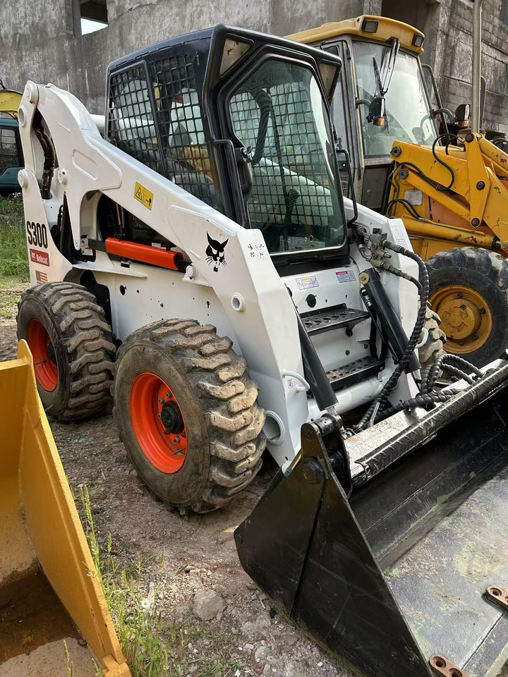 BOBCAT BOBCAT Skid Steer Loader S300 - Byggmaskiner: bild 1 BOBCAT BOBCAT Skid Steer Loader S300 - Byggmaskiner: bild 1