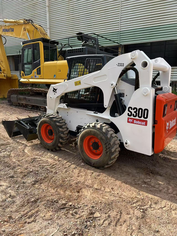 BOBCAT BOBCAT Skid Steer Loader S300 - Byggmaskiner: bild 4 BOBCAT BOBCAT Skid Steer Loader S300 - Byggmaskiner: bild 4