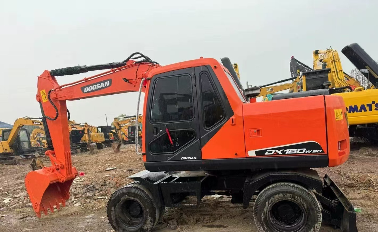 DOOSAN DX150W Wheel Excavator Good Condition - Grävmaskin på däck: bild 2 DOOSAN DX150W Wheel Excavator Good Condition - Grävmaskin på däck: bild 2