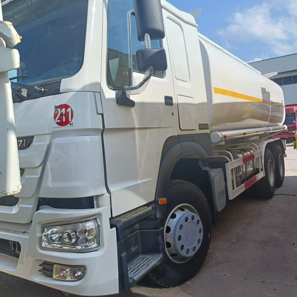 SINOTRUK HOWO 371 - Tankbil: bild 1 SINOTRUK HOWO 371 - Tankbil: bild 1