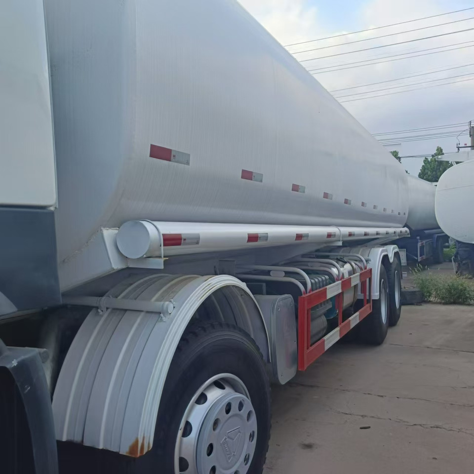 SINOTRUK Howo 371 Fuel Tanker Click Here For DISCOUNT - Tankbil: bild 4 SINOTRUK Howo 371 Fuel Tanker Click Here For DISCOUNT - Tankbil: bild 4