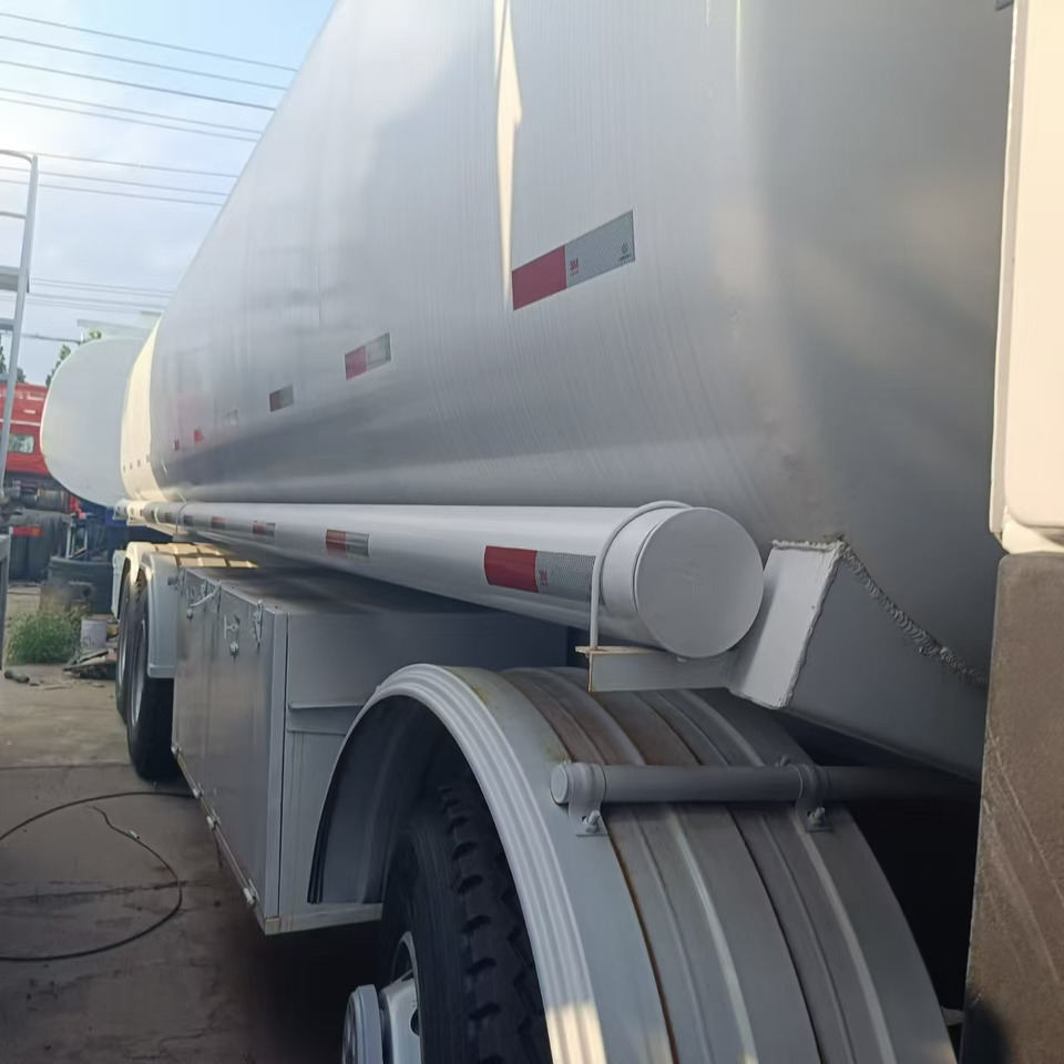 SINOTRUK Howo 371 Fuel Tanker Click Here For DISCOUNT - Tankbil: bild 5 SINOTRUK Howo 371 Fuel Tanker Click Here For DISCOUNT - Tankbil: bild 5