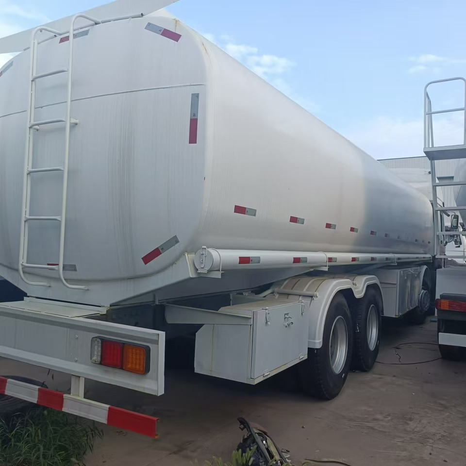 SINOTRUK Howo 371 Fuel Tanker Click Here For DISCOUNT - Tankbil: bild 1 SINOTRUK Howo 371 Fuel Tanker Click Here For DISCOUNT - Tankbil: bild 1