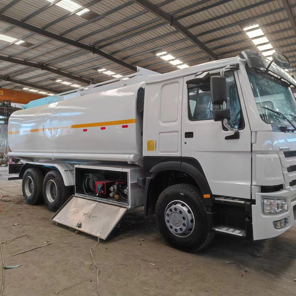 Sinotruck HOWO 371 Fuel Tanker Large Capacity Fuel Vehicle - Tankbil: bild 1 Sinotruck HOWO 371 Fuel Tanker Large Capacity Fuel Vehicle - Tankbil: bild 1