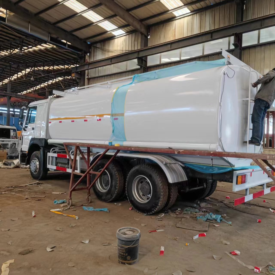 Sinotruck HOWO 371 Fuel Tanker Large Capacity Fuel Vehicle - Tankbil: bild 4 Sinotruck HOWO 371 Fuel Tanker Large Capacity Fuel Vehicle - Tankbil: bild 4