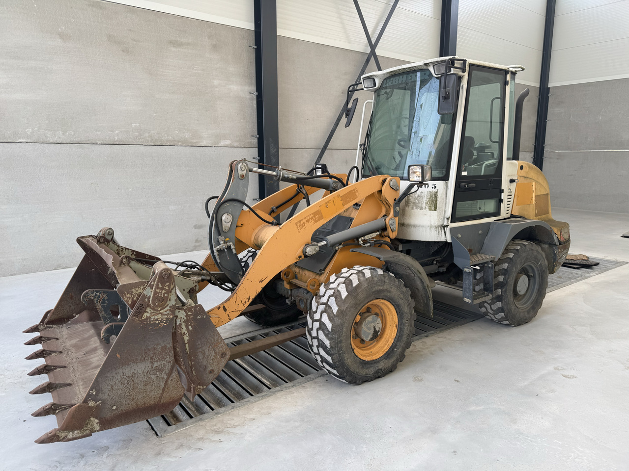 LIEBHERR L 506 - Grävmaskin på däck: bild 3 LIEBHERR L 506 - Grävmaskin på däck: bild 3