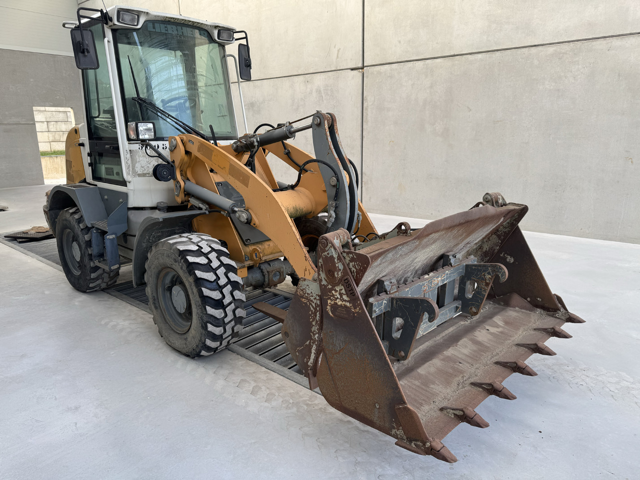 LIEBHERR L 506 - Grävmaskin på däck: bild 4 LIEBHERR L 506 - Grävmaskin på däck: bild 4