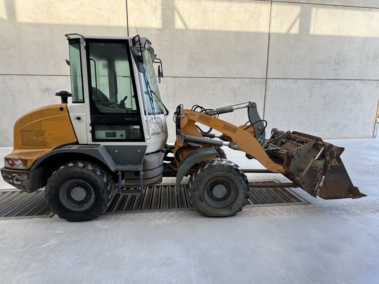 LIEBHERR L 506 - Grävmaskin på däck: bild 1 LIEBHERR L 506 - Grävmaskin på däck: bild 1