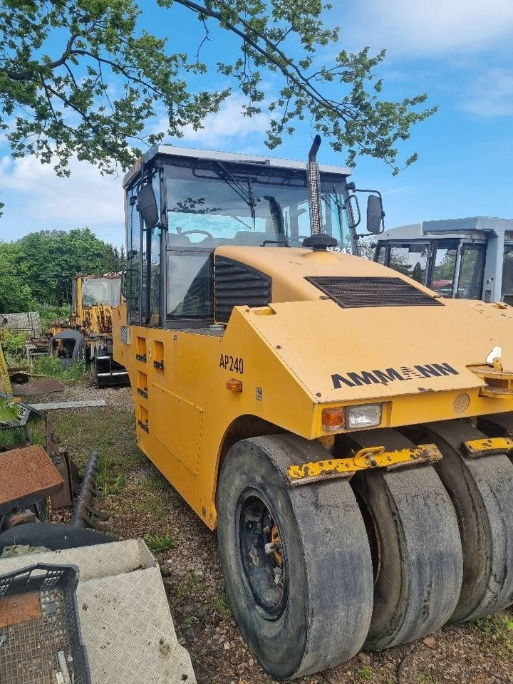 Ammann AP 240 - Gummihjulsvält: bild 1 Ammann AP 240 - Gummihjulsvält: bild 1