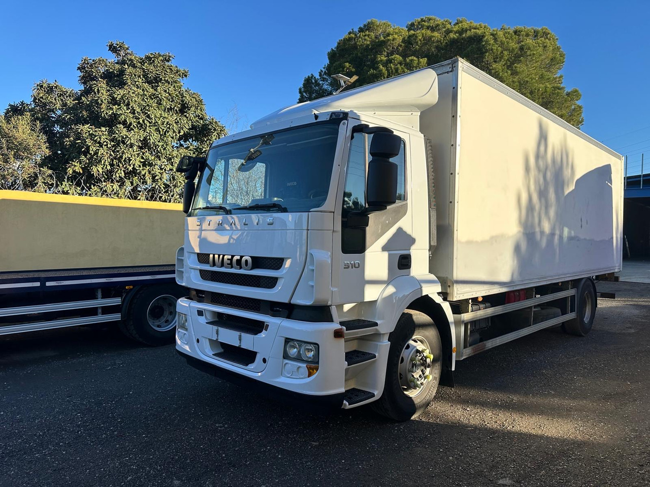 IVECO STRALIS 310 - Lastbil med skåp: bild 2 IVECO STRALIS 310 - Lastbil med skåp: bild 2