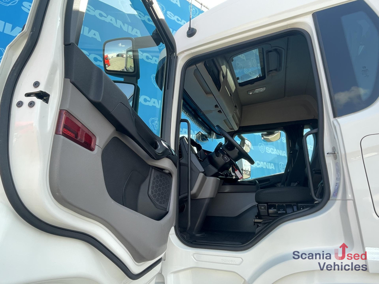 SCANIA G 280 B4x2NB RETARDER FULL AIR CNG TAIL LIFT 2.5T - Lastbil med skåp: bild 3 SCANIA G 280 B4x2NB RETARDER FULL AIR CNG TAIL LIFT 2.5T - Lastbil med skåp: bild 3