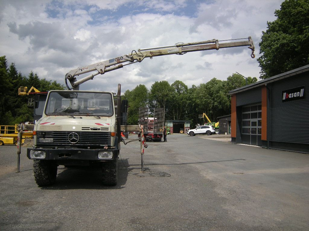 Mercedes-Benz Unimog U1250 mit Kran MKG 105 - Transportbil med tippflak: bild 1 Mercedes-Benz Unimog U1250 mit Kran MKG 105 - Transportbil med tippflak: bild 1
