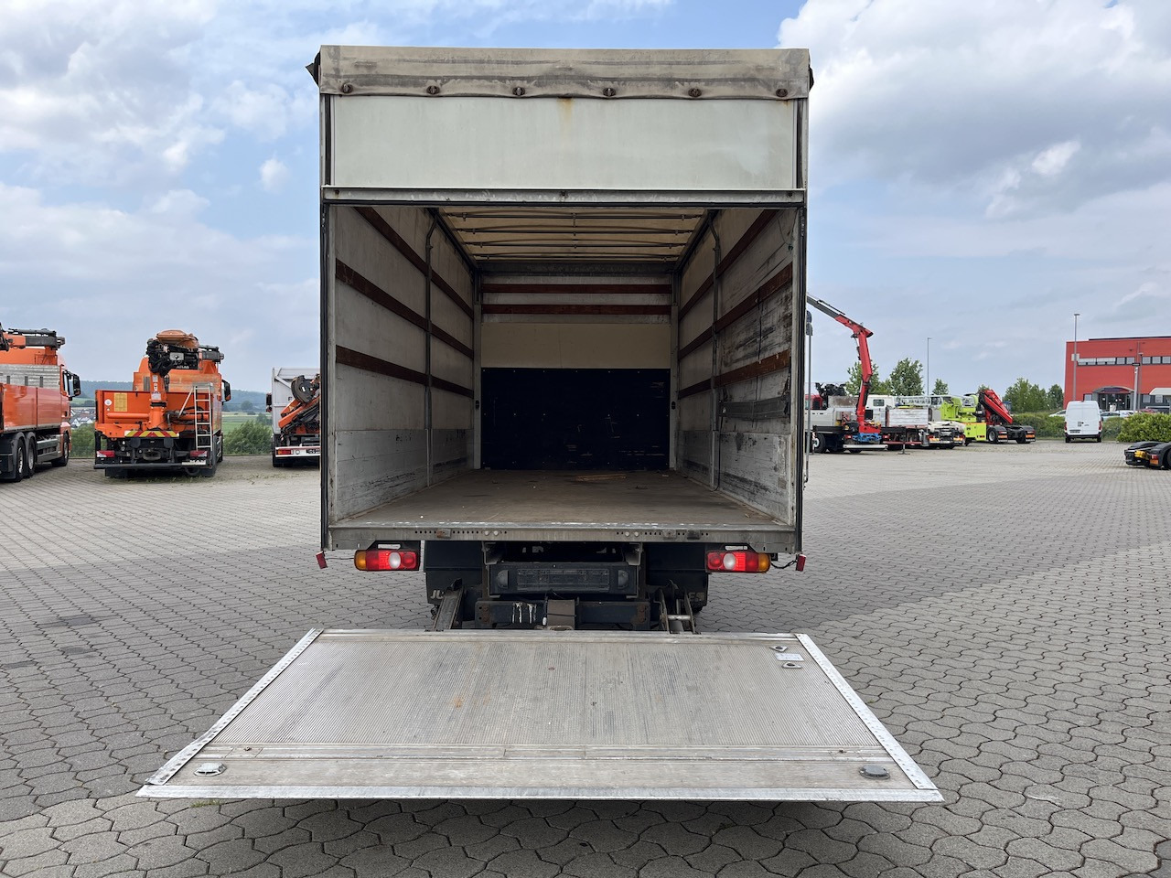 FUSO Canter 7C18 4x2 Ladebordwand Getriebeschaden - Transportbil med kapell: bild 3 FUSO Canter 7C18 4x2 Ladebordwand Getriebeschaden - Transportbil med kapell: bild 3
