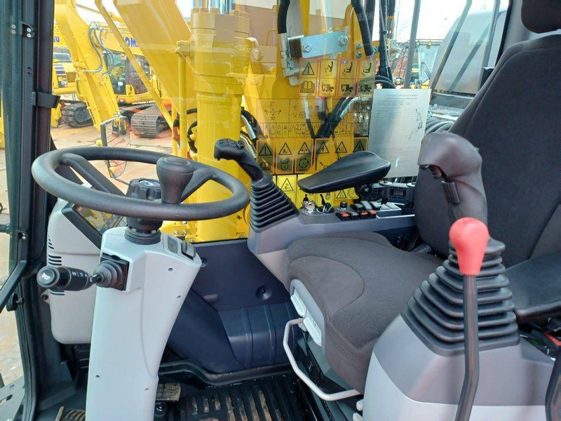 Komatsu PW180-11E0 - Grävmaskin på däck: bild 4 Komatsu PW180-11E0 - Grävmaskin på däck: bild 4