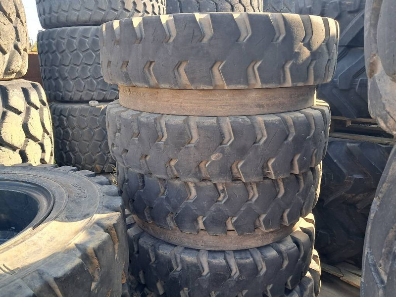 Trelleborg Excavator 10.00-20 SOLID (8 tyres) - Däck och fälgar för Byggmaskiner: bild 2 Trelleborg Excavator 10.00-20 SOLID (8 tyres) - Däck och fälgar för Byggmaskiner: bild 2