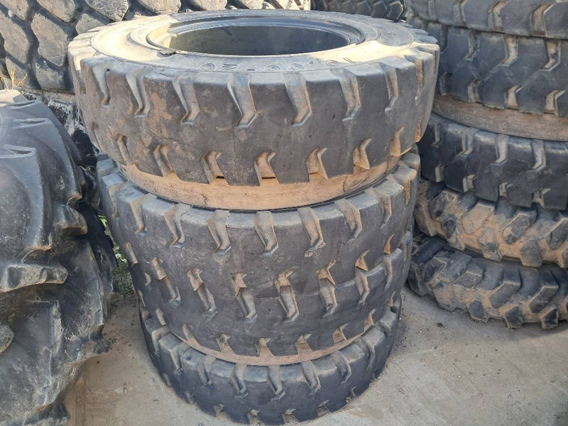 Trelleborg Excavator 10.00-20 SOLID (8 tyres) - Däck och fälgar för Byggmaskiner: bild 1 Trelleborg Excavator 10.00-20 SOLID (8 tyres) - Däck och fälgar för Byggmaskiner: bild 1