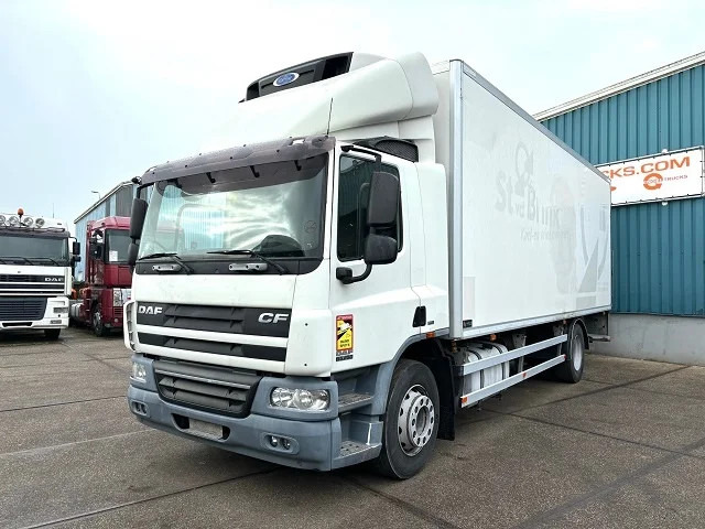 DAF CF 65.250 COOLING TRUCK WITH CARRIER D/E COOLER (EURO 5 / AS-TRONIC / 2.500 KG. LOADING PLATFORM) - Isotermiska lastbil: bild 1 DAF CF 65.250 COOLING TRUCK WITH CARRIER D/E COOLER (EURO 5 / AS-TRONIC / 2.500 KG. LOADING PLATFORM) - Isotermiska lastbil: bild 1