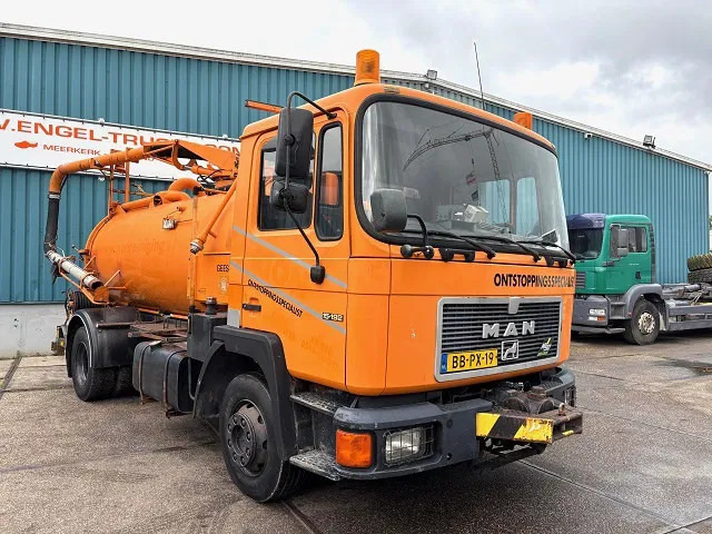 MAN F 15.192 (6-CILINDER) WITH GEESINK VACUUM TANK (MANUAL GEARBOX / P.T.O.) ORIGINAL DUTCH TRUCK - Sugbil: bild 2 MAN F 15.192 (6-CILINDER) WITH GEESINK VACUUM TANK (MANUAL GEARBOX / P.T.O.) ORIGINAL DUTCH TRUCK - Sugbil: bild 2