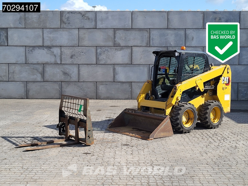 Caterpillar 226 D3 BUCKET + FORKS - Kompaktlastare/ Slirstyrda lastare: bild 1 Caterpillar 226 D3 BUCKET + FORKS - Kompaktlastare/ Slirstyrda lastare: bild 1
