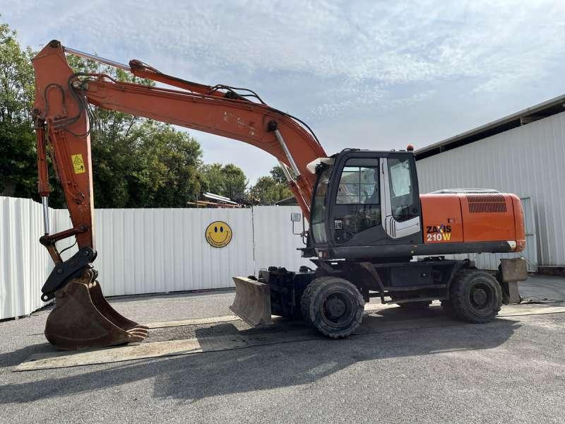Hitachi ZX210W-3 - Grävmaskin på däck: bild 1 Hitachi ZX210W-3 - Grävmaskin på däck: bild 1