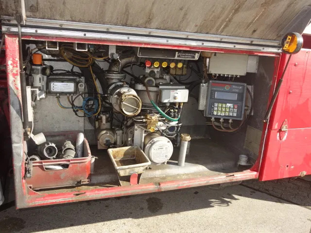 MAN 19-264 manual fuelpump 13500 liter,6 cil - Tankbil: bild 4 MAN 19-264 manual fuelpump 13500 liter,6 cil - Tankbil: bild 4