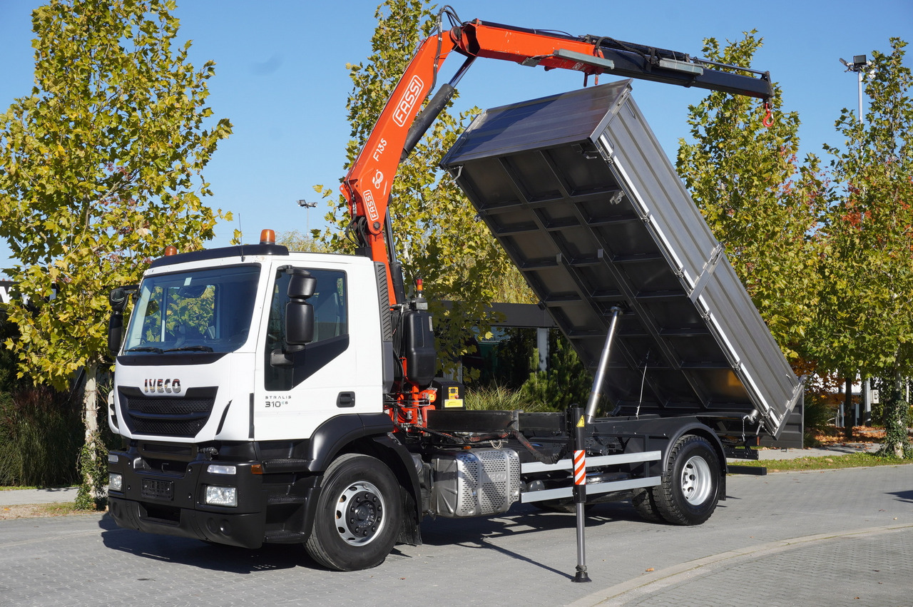 IVECO Stralis 310 E6 / NEW 3-sided tipper / Fassi F135 crane with remote control - Flakbil, Kranbil: bild 1 IVECO Stralis 310 E6 / NEW 3-sided tipper / Fassi F135 crane with remote control - Flakbil, Kranbil: bild 1