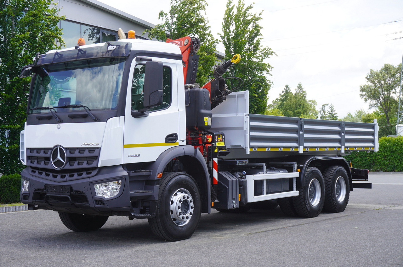 MERCEDES-BENZ AROCS 2633 6x4 / 5.5 T crane FASSI F135 / Tipper 15 EPAL - Flakbil, Kranbil: bild 2 MERCEDES-BENZ AROCS 2633 6x4 / 5.5 T crane FASSI F135 / Tipper 15 EPAL - Flakbil, Kranbil: bild 2