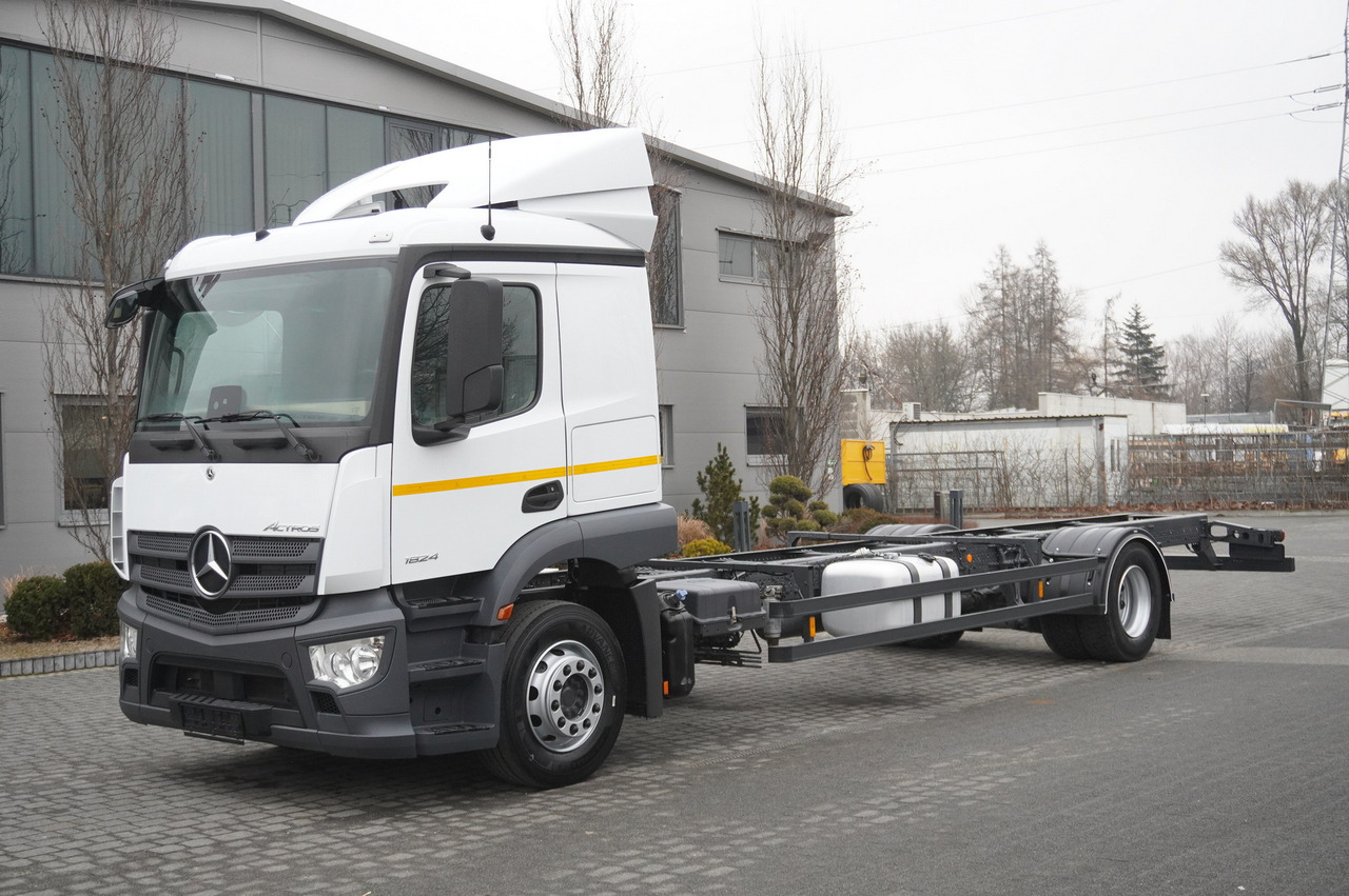 MERCEDES-BENZ Actros 1824 / 9.1 m chassis / sleeping cabin - Chassi lastbil: bild 2 MERCEDES-BENZ Actros 1824 / 9.1 m chassis / sleeping cabin - Chassi lastbil: bild 2