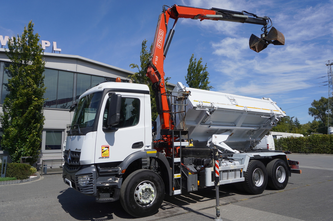 MERCEDES-BENZ Arocs 2636 / 6x4 / HDS Fassi / 3-Way Tipper / Bortmatic - Kranbil: bild 2 MERCEDES-BENZ Arocs 2636 / 6x4 / HDS Fassi / 3-Way Tipper / Bortmatic - Kranbil: bild 2