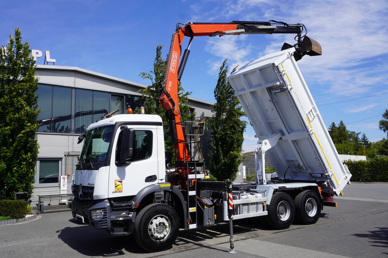MERCEDES-BENZ Arocs 2636 / 6x4 / HDS Fassi / 3-Way Tipper / Bortmatic - Kranbil: bild 1 MERCEDES-BENZ Arocs 2636 / 6x4 / HDS Fassi / 3-Way Tipper / Bortmatic - Kranbil: bild 1