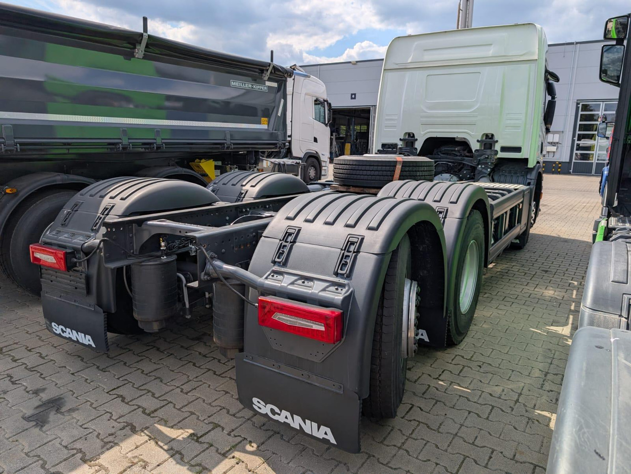 SCANIA P 340 B6x2*4NA / chassis frame / steering axle / CNG / large cab / 8 units - Sopbil: bild 3 SCANIA P 340 B6x2*4NA / chassis frame / steering axle / CNG / large cab / 8 units - Sopbil: bild 3