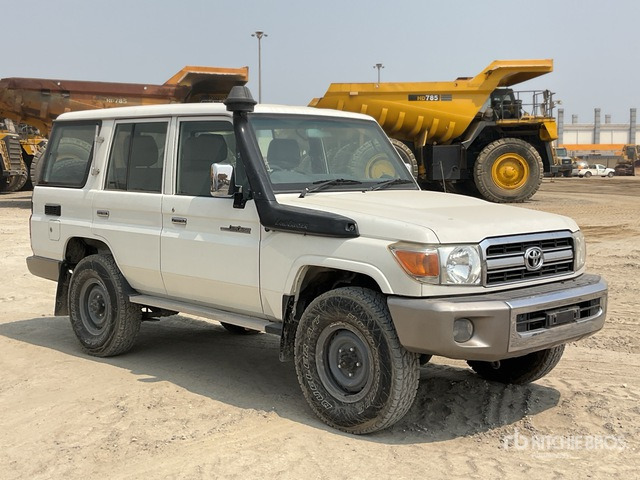 2011 Toyota Land Cruiser LX 76R 4x4 SUV - SUV: bild 2 2011 Toyota Land Cruiser LX 76R 4x4 SUV - SUV: bild 2
