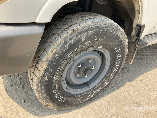 2011 Toyota Land Cruiser LX 76R 4x4 SUV - SUV: bild 5 2011 Toyota Land Cruiser LX 76R 4x4 SUV - SUV: bild 5
