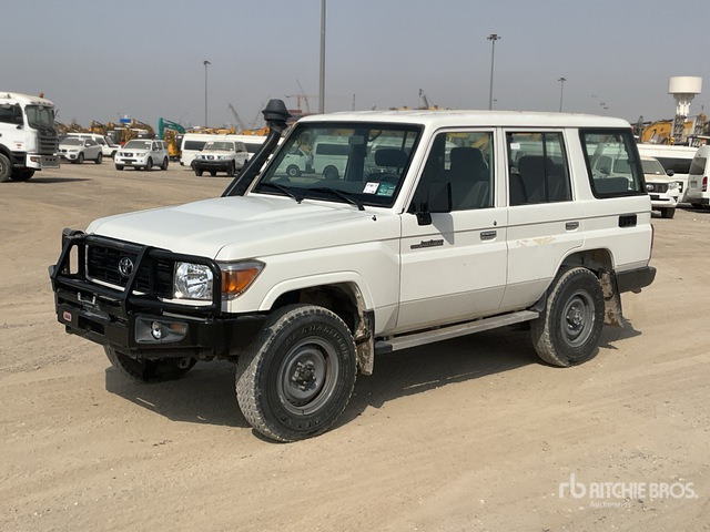 2021 Toyota Land Cruiser 76L 4x4 SUV - SUV: bild 1 2021 Toyota Land Cruiser 76L 4x4 SUV - SUV: bild 1