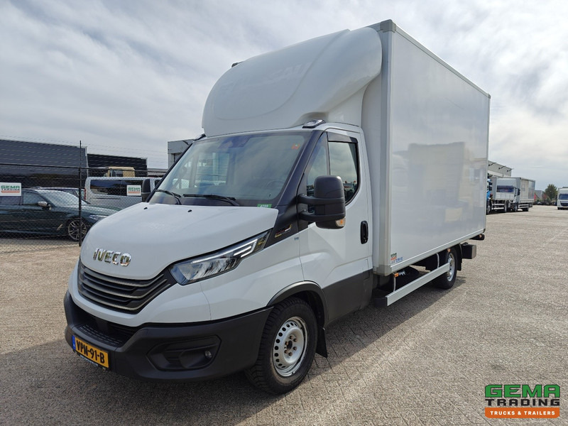 Iveco 35S18 Hi-Matic 4x2 Dagcab Euro6E - Gesloten Bak 4.2M - Laadklep 1000KG - Navi - 03/2026 APK - Volymskåp: bild 1 Iveco 35S18 Hi-Matic 4x2 Dagcab Euro6E - Gesloten Bak 4.2M - Laadklep 1000KG - Navi - 03/2026 APK - Volymskåp: bild 1
