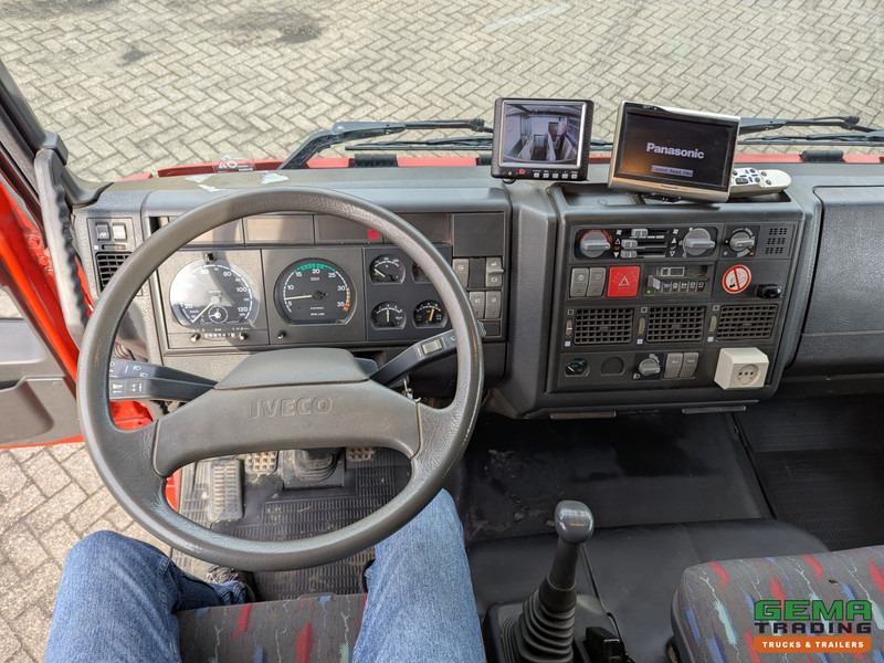 Interior photo 1: Hästbuss Iveco Tector ML120E24D 4x2 Euro3 DubbelCabine - Paardenwagen 3-Paards - Kleedruimte - Hydraulische klep- TOP!