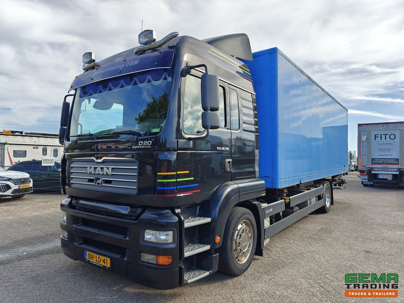 MAN TGA 18.310 4x2 LX Euro3 - Handgeschakeld ZF16 - BDF/VerhuisBak + Laadklep 2000KG - 207.000km - 12/2025 APK - Containerbil/ Växelflak lastbil: bild 1 MAN TGA 18.310 4x2 LX Euro3 - Handgeschakeld ZF16 - BDF/VerhuisBak + Laadklep 2000KG - 207.000km - 12/2025 APK - Containerbil/ Växelflak lastbil: bild 1