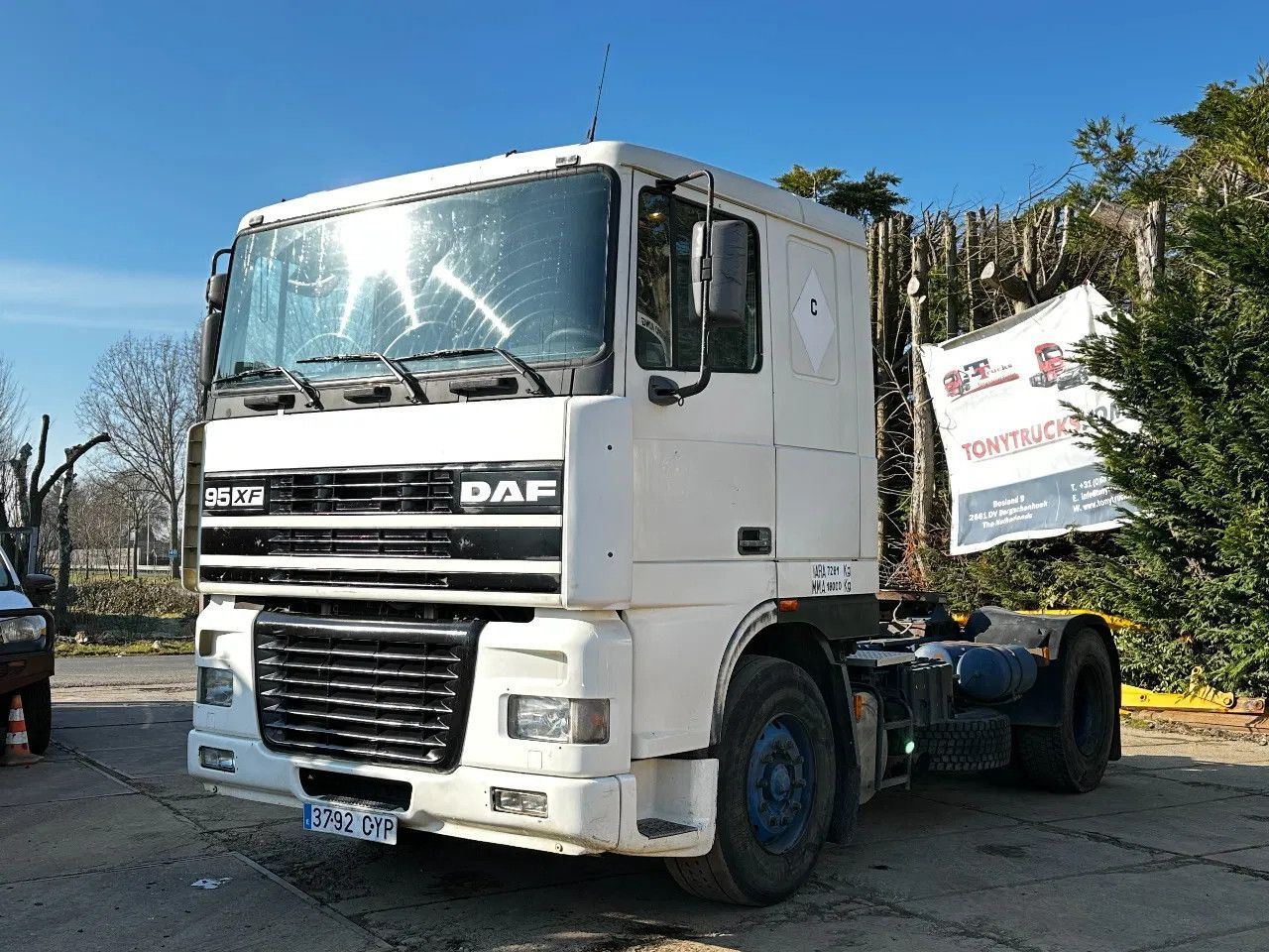 DAF XF 95.380 4X2 Tractor-unit Spring/Air ZF Manual DAF XF 95.380 4X2 Tractor-unit Spring/Air ZF Manual - Dragbil: bild 2 DAF XF 95.380 4X2 Tractor-unit Spring/Air ZF Manual DAF XF 95.380 4X2 Tractor-unit Spring/Air ZF Manual - Dragbil: bild 2